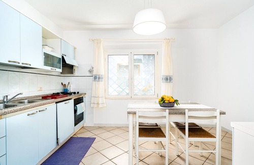 Sas Linnas Siccas Apartment | Apartment 'La Vela Rossa' with Shared Pool, Wi-Fi and Air Conditioning