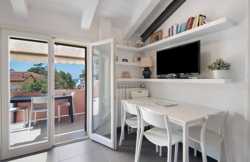 Bonassola Apartment | Apartment 'La Terrazza Di Via Daneri 2' with Sea View, Terrace and Air Conditioning