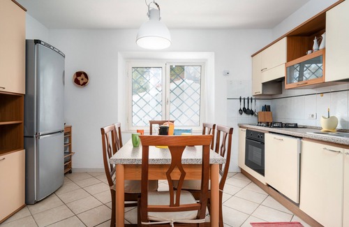 Sas Linnas Siccas Apartment | Apartment 'La Vela Arancione' with Shared Pool, Wi-Fi and Air Conditioning