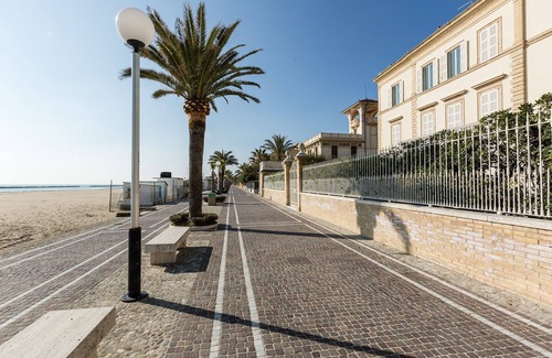 Grottammare Apartment | Apartment La Vela. First row sea and right in the center!