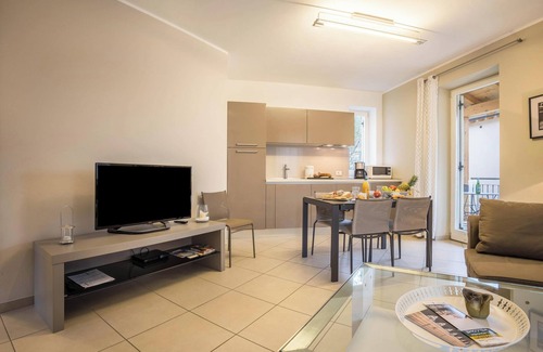 Aer Apartment | Apartment 'La Villa Tesoro' with Lake View, Shared Pool and Wi-Fi