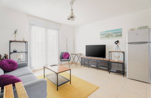 Saint-Martin de Brehal Apartment | Apartment 'Le Saint Martin' with Sea View, Balcony and Wi-Fi