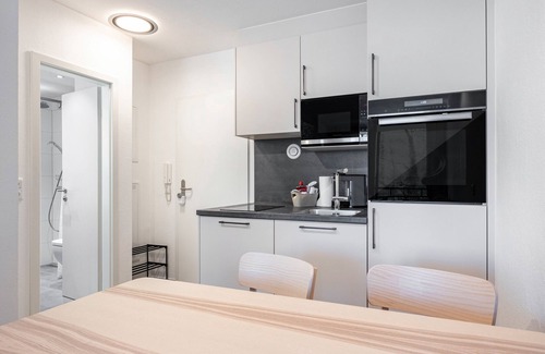 Region Hannover District Apartment | Apartment 'Leekee' with Lake View, Balcony and Wi-Fi