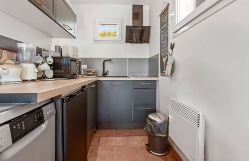 Cotignac Apartment | Apartment 'Les Tarentes' with Mountain View, Shared Pool and Wi-Fi