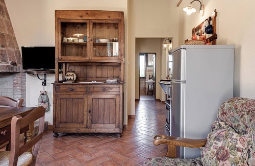 San Miniato Apartment | Apartment 'Lucciola' with Shared Pool, Wi-Fi and Air Conditioning