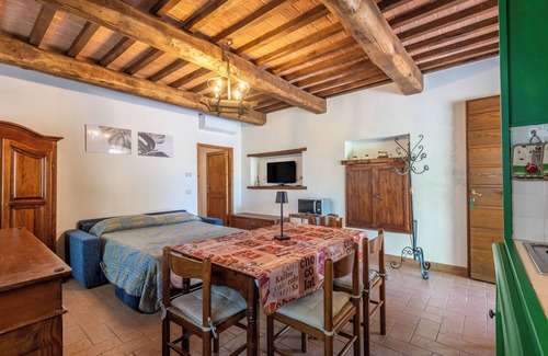 Gallina Apartment | Apartment 'Mostella' with Shared Pool, Wi-Fi and Air Conditioning