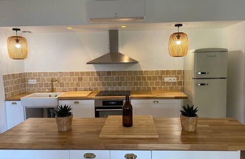 Le Pradet Apartment | Apartment 'Magnifique 6 Personnes' with Balcony, Wi-Fi and Air Conditioning