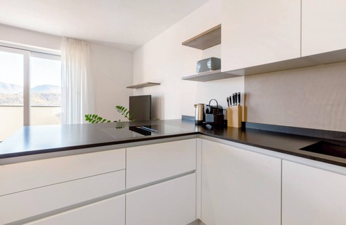 Caldaro Sulla Strada del Vino Apartment | Apartment 'Mendelbahn' with Mountain View, Private Terrace and Wi-Fi