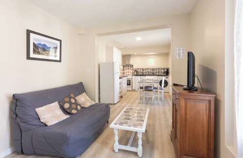 Argeles Gazost Apartment | Apartment 'Mont De Gez' with Mountain View, Shared Garden and Wi-Fi