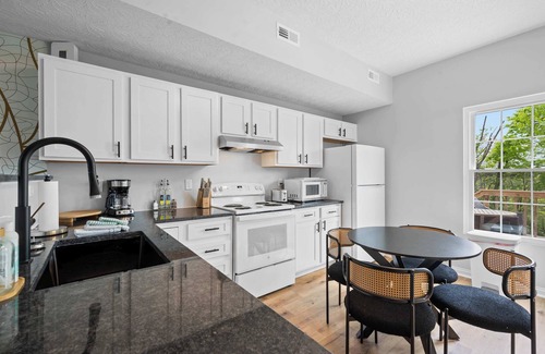 Williamstown Apartment | Apartment near Ark for 6 Guests - with Free Parking