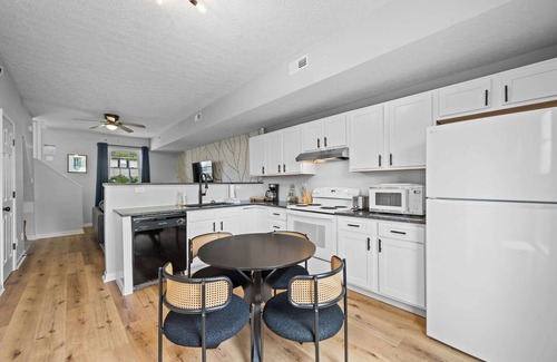 Williamstown Apartment | Apartment near Ark for 6 Guests - with Free Parking
