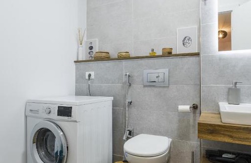 Calea Sever Bocu Apartment | Apartment near Iulius Mall with Balcony & Private Parking