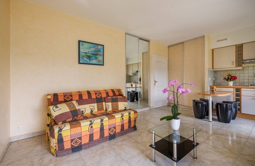 Chateauneuf-Grasse Apartment | Apartment "Numéro 1" with Private Pool, Private Terrace and Wi-Fi