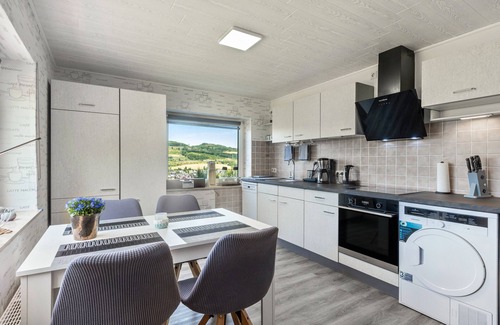 Velmede Apartment | Apartment 'Oase Ruhrtalblick' with Mountain View, Private Terrace and Wi-Fi