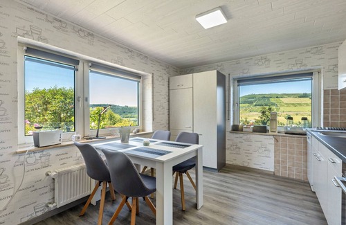 Velmede Apartment | Apartment 'Oase Ruhrtalblick' with Mountain View, Private Terrace and Wi-Fi