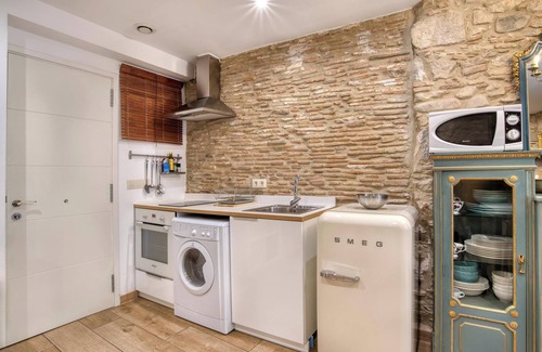 Barri Vell Apartment | Apartment “Old Side Girona one” with Balcony, Wi-Fi & A/C