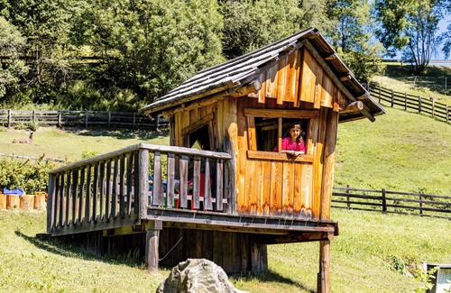 Casola Apartment | Apartment "Perfila Dolomitenblick" with Mountain View, Shared Garden & Wi-Fi