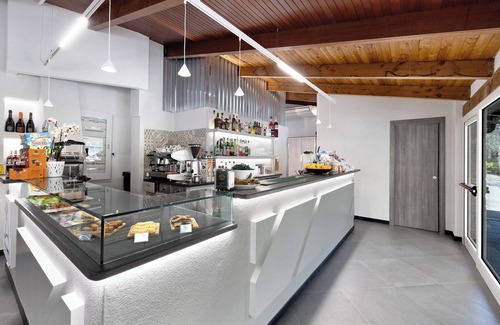 Pietra Ligure Apartment | Apartment 'Pian Dei Boschi B4104' with Shared Pool, Wi-Fi and Air Conditioning