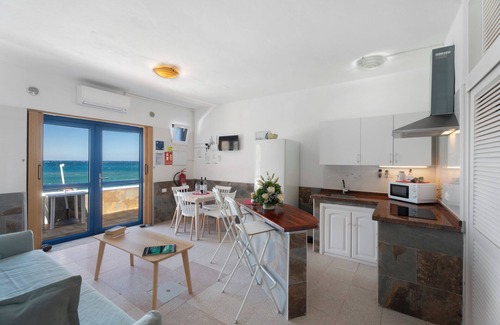 Alojera Apartment | Apartment 'Playa Azul - 5' with Sea View, Wi-Fi and Air Conditioning