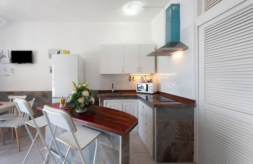 Alojera Apartment | Apartment 'Playa Azul - 5' with Sea View, Wi-Fi and Air Conditioning