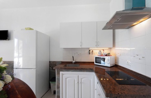 Alojera Apartment | Apartment 'Playa Azul - 5' with Sea View, Wi-Fi and Air Conditioning