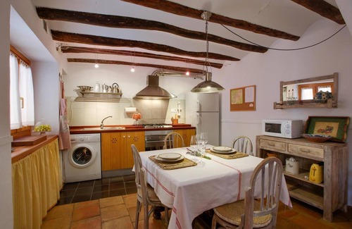 Bullas Apartment | Apartment 'Plaza Vieja En Bullas' with Balcony, Wi-Fi and Air Conditioning