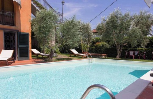 Massa e Cozzile Apartment | Apartment 'Primavera' with Shared Pool, Wi-Fi and Air Conditioning