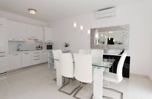 Selce Apartment | Apartment Queens III with Sea View in Selce