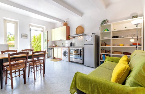 Pivarada Apartment | Apartment 'Rosas' with Private Terrace, Private Garden and Wi-Fi
