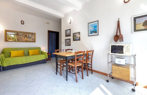 Pivarada Apartment | Apartment 'Rosas' with Private Terrace, Private Garden and Wi-Fi