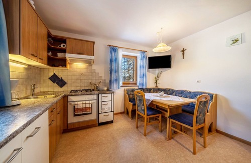 San Genesio Atesino Apartment | Apartment 'Stücklhof Wohnung Veilchen' with Mountain View, Shared Terrace and Wi-Fi