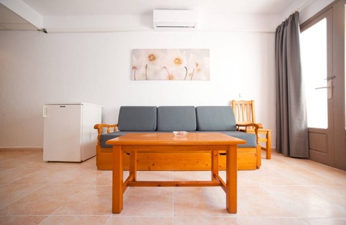 Santa Eulalia del Rio Apartment | Apartment Ses Veles 2 dormitorios close to the Beach with Sea View, Pool, Wi-Fi & Garden