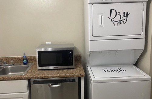 Brent Apartment | apartment~sleep6~22 min 2 Beach~Self check in~BBQ