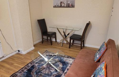 Reading House | Apartment - Sleeps 2 - Parking - Near Station