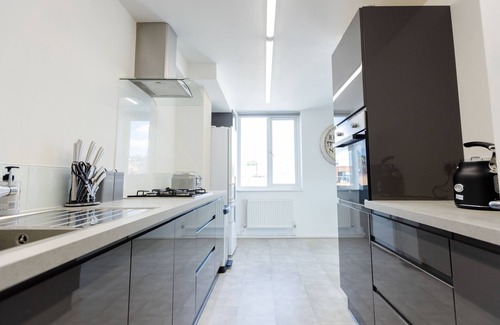 Guildford Apartment | Apartment - Sleeps 6 - Parking - WiFi