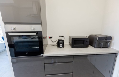 Guildford Apartment | Apartment - Sleeps 6 - Parking - WiFi