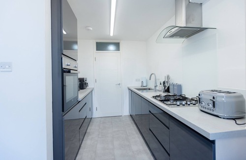 Guildford Apartment | Apartment - Sleeps 6 - Parking - WiFi