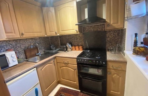 High Wycombe House | Apartment - Sleeps 4 - Parking - Balcony - Garden