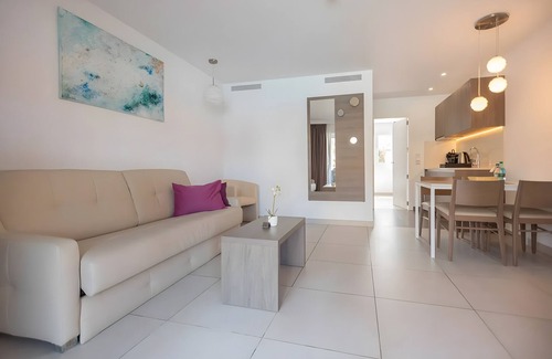 Cala Agulla Apartment | Apartment 'Standard 18' with Shared Pool, Wi-Fi and Air Conditioning