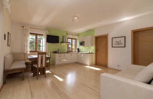 Caldaro Sulla Strada del Vino House | Apartment "Stompferhof Family" in Caldaro with Shared Pool & Garden