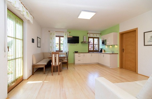 Caldaro Sulla Strada del Vino House | Apartment "Stompferhof Family" in Caldaro with Shared Pool & Garden