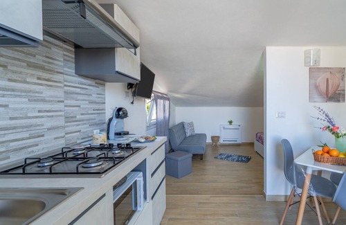 Fontane Bianche Apartment | Apartment 'Sud In Villa Sele' with Sea View, Wi-Fi and Air Conditioning