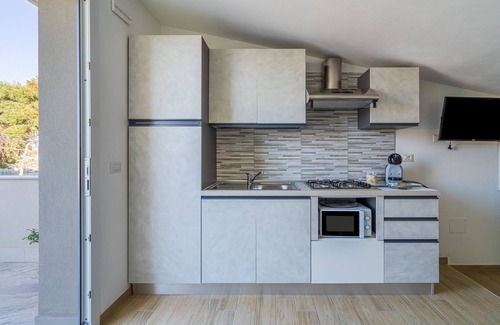 Fontane Bianche Apartment | Apartment 'Sud In Villa Sele' with Sea View, Wi-Fi and Air Conditioning