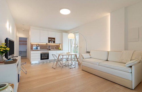 Giovinazzo Apartment | Apartment 'Suite House Palazzo La Fenicia' with Sea View, Wi-Fi and Air Conditioning