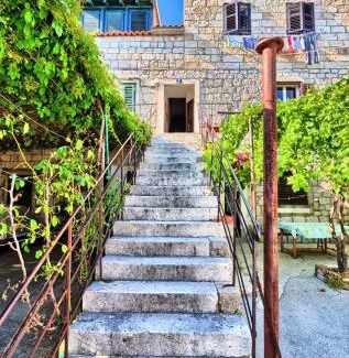 Split Apartment | Apartment Sunny Stone