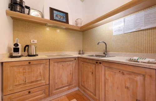 Puegnago del Garda Apartment | Apartment 'Superior Rubino' with Shared Pool, Wi-Fi and Air Conditioning
