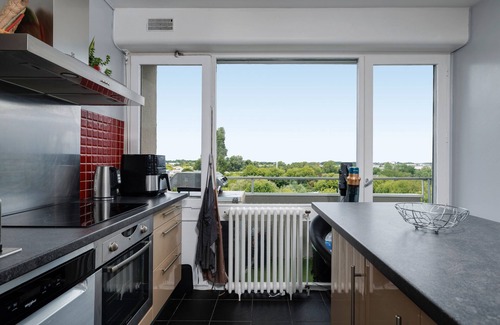 Le Bouscat Apartment | Apartment 'T4 Avec Tennis' with Shared Garden, Wi-Fi and Air Conditioning