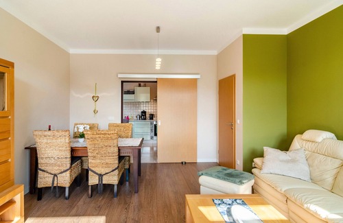 Ferna Apartment | Apartment Theo in the 'Alte Schule' Holiday Home with Mountain View, Shared Terrace & Wi-Fi