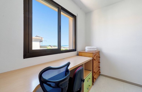 Clara Apartment | Apartment 'Vistas Al Mar' with Sea View, Shared Pool and Air Conditioning