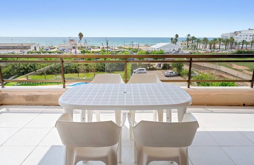Clara Apartment | Apartment 'Vistas Al Mar' with Sea View, Shared Pool and Air Conditioning